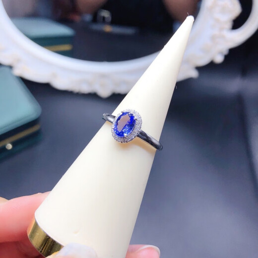 Luxurious natural tanzanite ring is noble and elegant, completely pure quality. Explosive sparkling 925 silver fine inlaid supports testing. Natural tanzanite ring is noble, elegant and completely pure product.