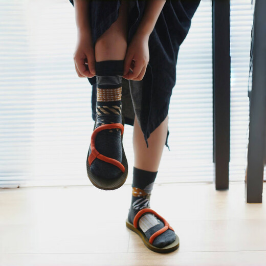 Aoyanlai AB mid-calf socks for women with different patterns on the left and right, perfect for pairing with sandals, 1 pair in each of the four colors