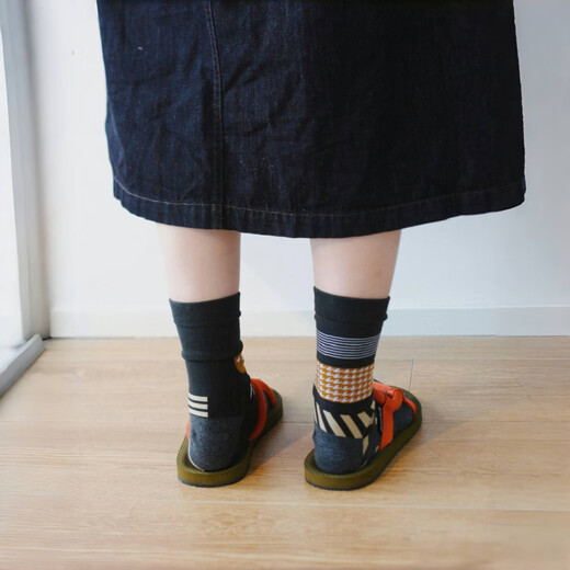 Aoyanlai AB mid-calf socks for women with different patterns on the left and right, perfect for pairing with sandals, 1 pair in each of the four colors