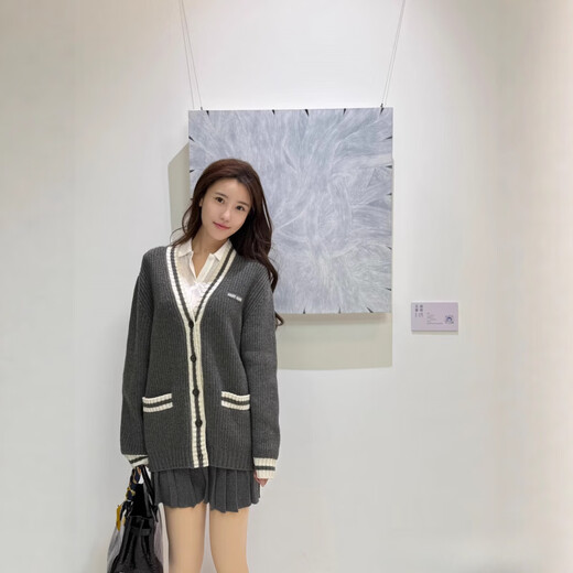 MIU Miu Miujia knitted cardigan women's V-neck long-sleeved jacket autumn and winter new age-reducing college style outer wear trendy gray M