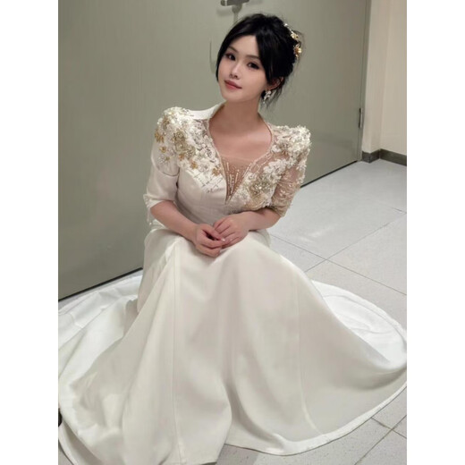 Chongyou annual meeting host dress, female dignified and elegant, slim student art entrance ceremony, national vocal solo performance, white S