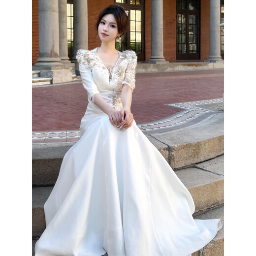 Chongyou annual meeting host dress, female dignified and elegant, slim student art entrance ceremony, national vocal solo performance, white S