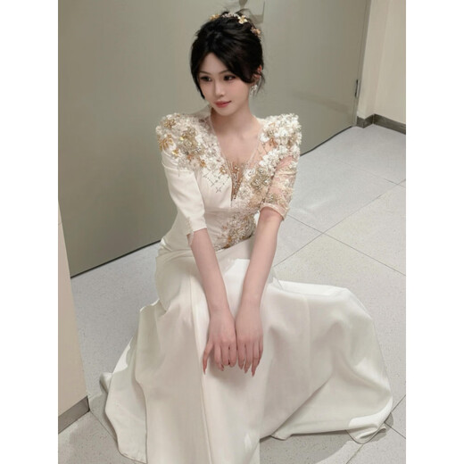 Chongyou annual meeting host dress, female dignified and elegant, slim student art entrance ceremony, national vocal solo performance, white S