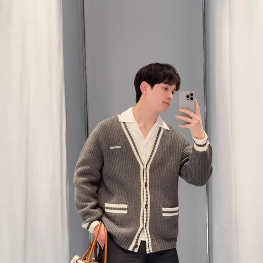 MIU Miu Miujia knitted cardigan women's V-neck long-sleeved jacket autumn and winter new age-reducing college style outer wear trendy gray M
