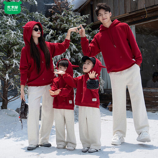 Wooden wooden house parent-child outfit for a family of three 2026 new year of the horse mother and daughter mother and son red winter sweatshirt four family portrait new year burgundy with horns spring and autumn sweatshirt 100 cm