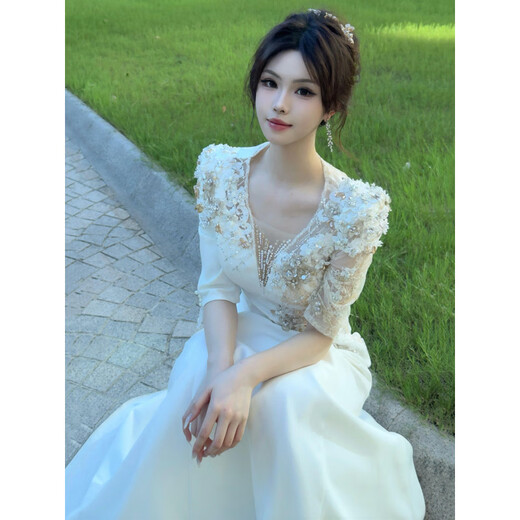Chongyou annual meeting host dress, female dignified and elegant, slim student art entrance ceremony, national vocal solo performance, white S