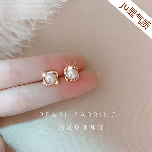 Lao Fengxiang French natural freshwater pearl earrings sterling silver female Korean earrings S925 silver elegant and elegant earrings for girlfriend Elegant natural freshwater pearl earrings + certificate + professional