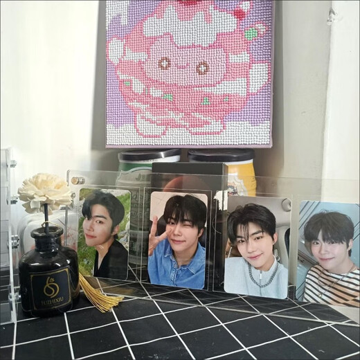 Laiji es adecuado para tarjetas pequeñas de cuadrícula de nueve cuadrados, soporte de exhibición de fotos, ranura para tarjeta de ídolo, álbum de tarjetas de acrílico, adornos de escritorio, marco de fotos, cuadrícula de 9 cuadrados 6.5x9