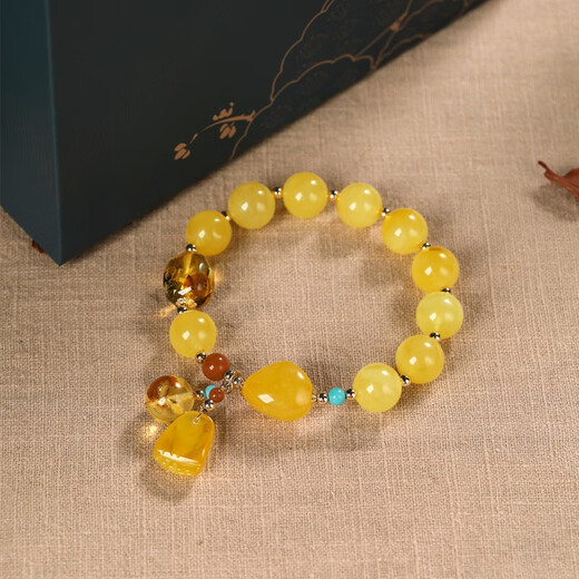 Ou Ceni natural beeswax bracelet multi-treasure series, contentment and happiness. Bracelet, Baltic chicken fat, yellow flower, penang red, accompanying small foot beads for men and women, contentment and happiness.