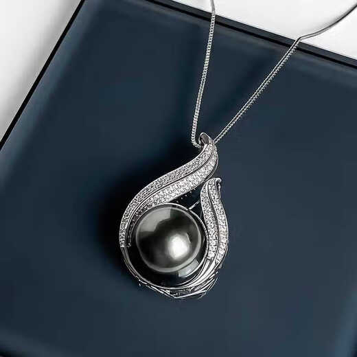 Platinum gray pearl pendant necklace niche light luxury French clavicle chain Tahiti gray trend Princess Windsor Z