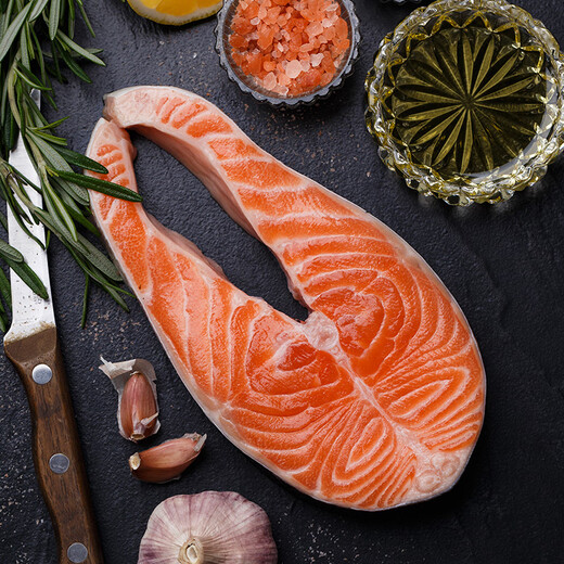 Salmon Family salmon whole 3kg has been divided into fillets, directly sourced from Chile, gift box