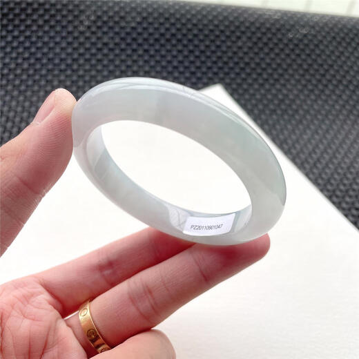 Le seul produit qui obtient ce que vous voulez est le bracelet rond de jade à 52 anneaux, largeur 10,5 mm, épaisseur 8,2 mm, poids 46,3 g, numéro de certificat numéro 1047