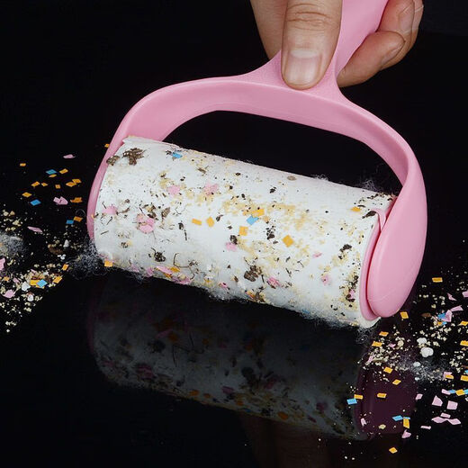 Pet hair roller can be peeled and washed, and the dust on the bed can be removed. It can remove hair from pet hair and clothes. It is clean and has super strong adhesion. Each roll will give you 20 more tears. Dust cover + 1 handle + 1 roll of paper. 60 tears.