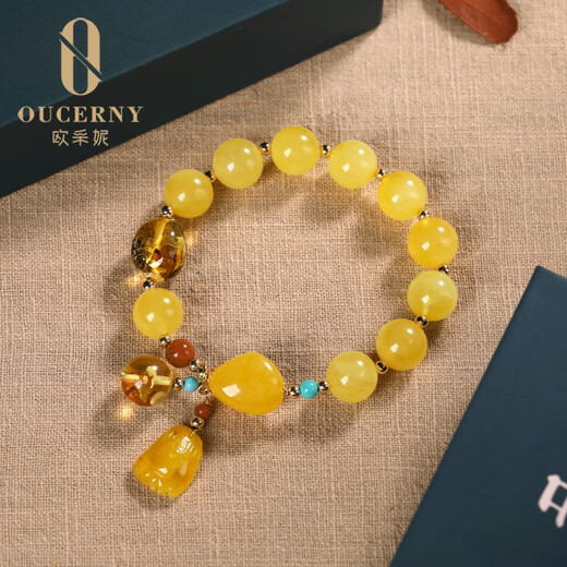 Ou Ceni natural beeswax bracelet multi-treasure series, contentment and happiness. Bracelet, Baltic chicken fat, yellow flower, penang red, accompanying small foot beads for men and women, contentment and happiness.