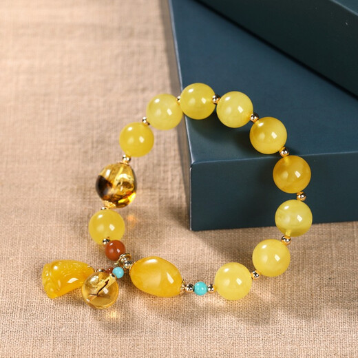 Ou Ceni natural beeswax bracelet multi-treasure series, contentment and happiness. Bracelet, Baltic chicken fat, yellow flower, penang red, accompanying small foot beads for men and women, contentment and happiness.