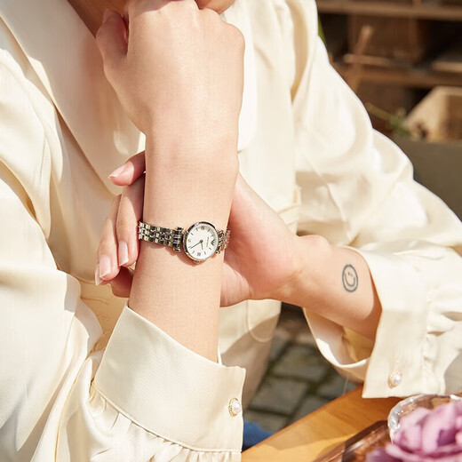 
Armani [National Joint Protection] Temperamental Fashionable Small Green Watch Square Quartz Female Expression Valentine's Day Birthday Gift for Girlfriend [Authoritative Quality Inspection] Peacock Green Watch AR11149