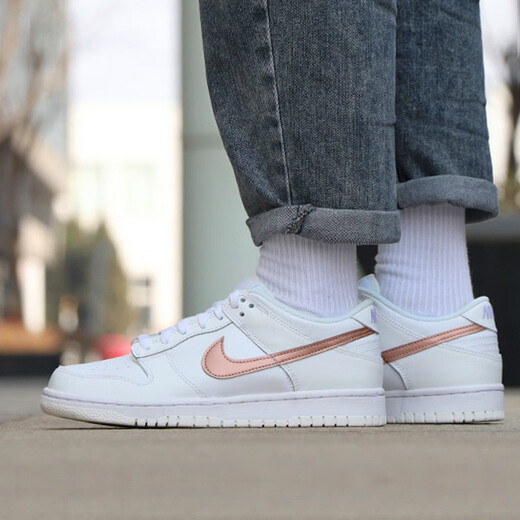 NIKE耐克男女鞋新款DUNK LOW复古滑板鞋 运动休闲鞋DH9765_100 白-金属红 35.5