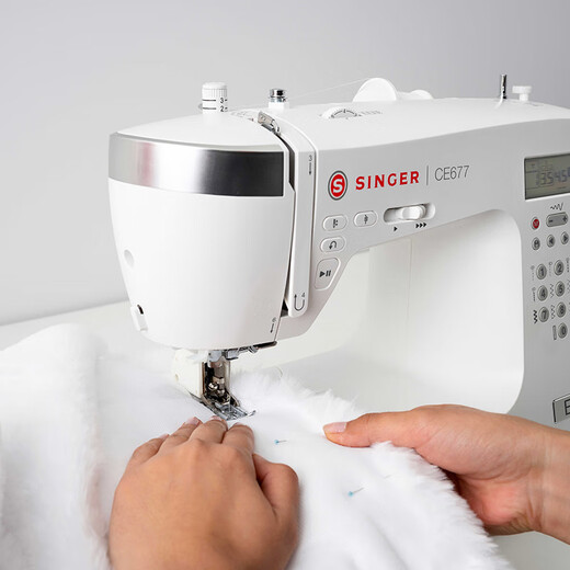 Shengjia [Filitier officiel] CE677 MACHE DE couture électronique ménage de bureau Large grande puissance 90W Bord de trou de serrure NOUVEAU PACKAGE DE VALEUR DE MODÈLE CE677 (200 Stitch High Power)