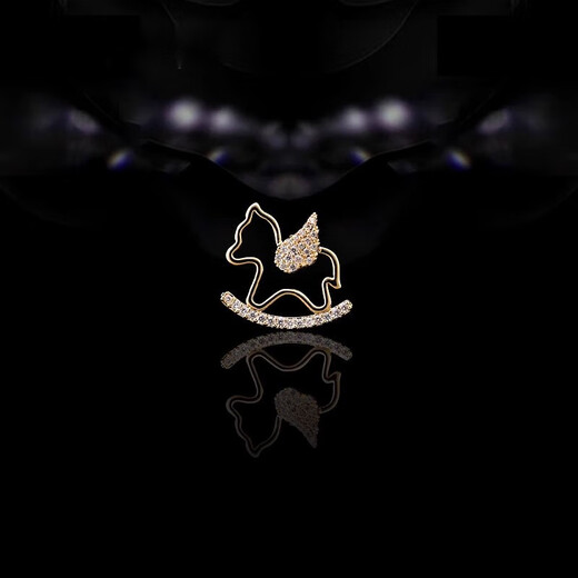 QUAMER high-end and exquisite little wooden horse brooch, cute and personalized design, collar pin shirt, gold color