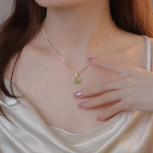 Jingji Fubao Imitation HEtian Jade Titanium Steel Collier pour femmes en 2024 Nouveau conception de niche de luxe légère