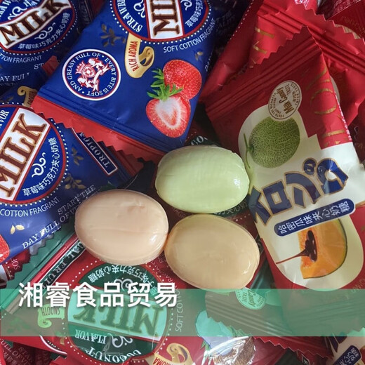 Valerie Chanel Fengya coconut flavor/strawberry flavor/cantaloupe-filled toffee tastes far better than wedding candy snacks for students. Mixed flavors 250g, about 30 pieces