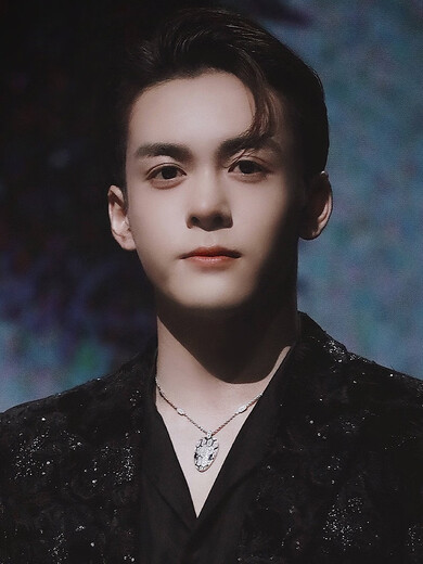 Ju Jingyi and Wu Lei's same snake head necklace for men and women, light luxury and personalized temperament, diamond-set snake-shaped V gold-plated 18K clavicle chain, silver blue eyes