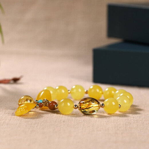 Ou Ceni natural beeswax bracelet multi-treasure series, contentment and happiness. Bracelet, Baltic chicken fat, yellow flower, penang red, accompanying small foot beads for men and women, contentment and happiness.