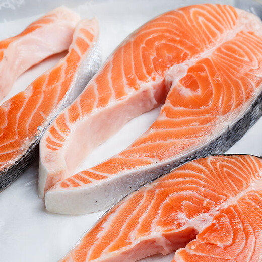 Salmon Family salmon whole 3kg has been divided into fillets, directly sourced from Chile, gift box
