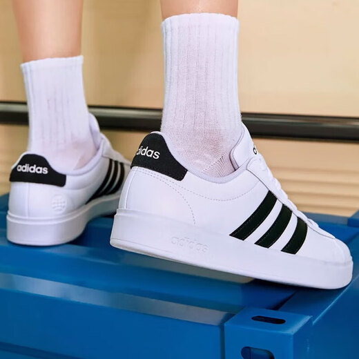 阿迪达斯 （adidas）男鞋秋冬款皮质轻便低帮舒适休闲鞋时尚百搭板鞋青年圆头运动鞋 GW9195/三条纹彰显品牌 40