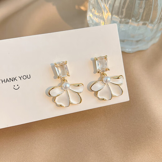 Bai Qixin flower pearl earrings, women's high-end pierced earrings, unique temperament earrings, forest style earrings, a pair of petal pearl earrings