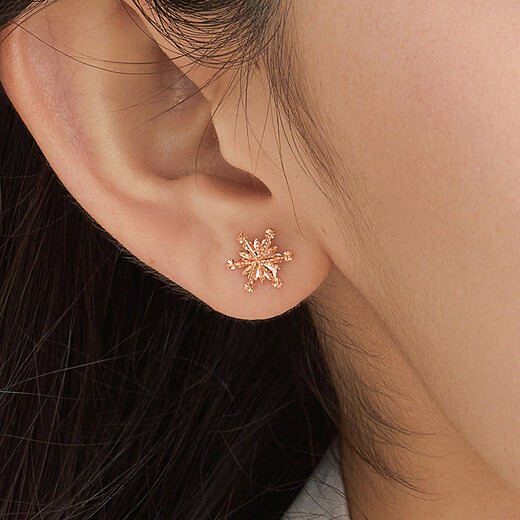 Lukfook Jewelry 18K Gold Snowflake Earrings Stud Earrings for Gift L19TBKE0019R Total Weight 0.84g Comes with Silicone Ear Plugs