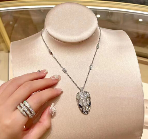 Ju Jingyi and Wu Lei's same snake head necklace for men and women, light luxury and personalized temperament, diamond-set snake-shaped V gold-plated 18K clavicle chain, silver blue eyes