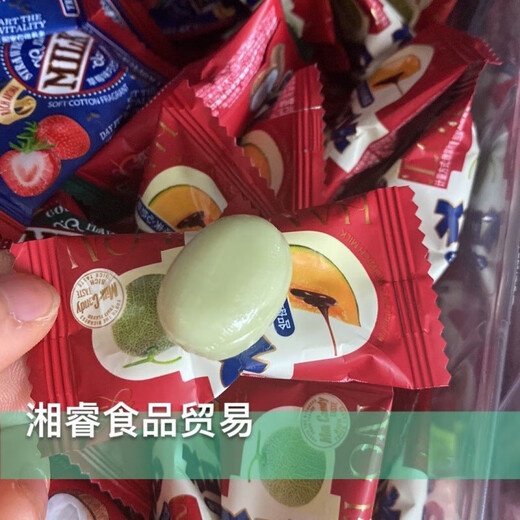 Valerie Chanel Fengya coconut flavor/strawberry flavor/cantaloupe-filled toffee tastes far better than wedding candy snacks for students. Mixed flavors 250g, about 30 pieces
