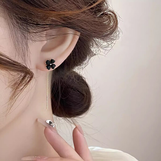 QMXD black four-leaf clover ear wire for women 2025 new earrings light luxury niche design temperament ear jewelry four-leaf clover ear wire