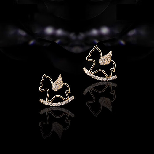 QUAMER high-end and exquisite little wooden horse brooch, cute and personalized design, collar pin shirt, gold color