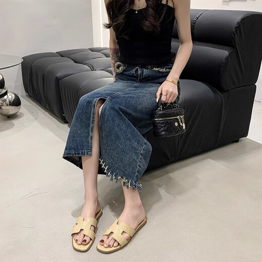 
Xier slippers for women wearing summer anti-slip flat-soled fashion home sandals fairy little fragrant pearl flip-flop beach sandals French small fragrant slippers khaki color [37]