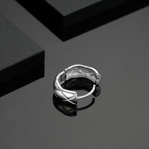 Trendy Acer Yufan PT950 platinum earrings and earrings are priced as a birthday gift for girlfriend. Each model is about 1.6g.