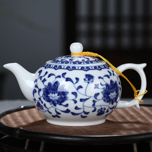 Shengtianxia Jingdezhen Ceramic Blue and White Porcelain Small Teapot Glazed Color Filter Tea Single Pot Small Kung Fu Tea Set Hand-held Pot Panzhilian-320ML