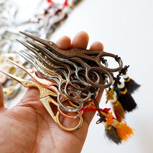 Kleine Schere zum Schneiden von Fäden, exquisite kleine Retro-Schere, handgefertigte Stickschere, Kreuzstichschere, Fadenschneideköpfe aus Edelstahl, tragbare kleine Haushaltsschere, Lily-Schere (Silber) 11,5 cm