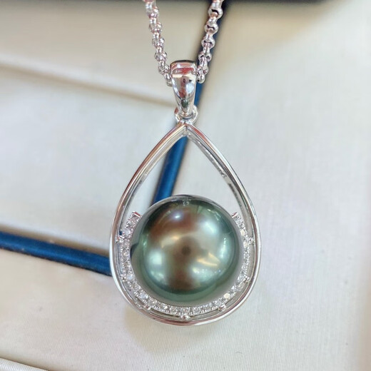 Yue Fei 10-11mm Tahitian black pearl pendant, flawless malachite green, perfect round mirror finish, 18K set with diamonds, with silver chain and certificate