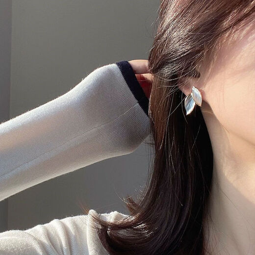 Yizhuchunleaf French niche design without pierced ears simple ins elegant forest style super fairy ear clip earrings ear clip style (suitable for non-pierced ears) blue and white leaves