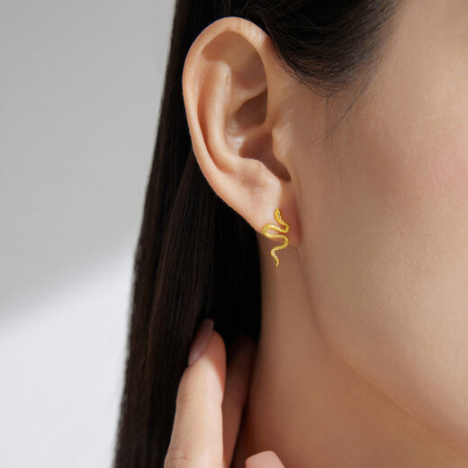 Chow Tai Fook SOINLOVE cute pet zodiac snake snake 18K gold earrings girl birthday gift VE203