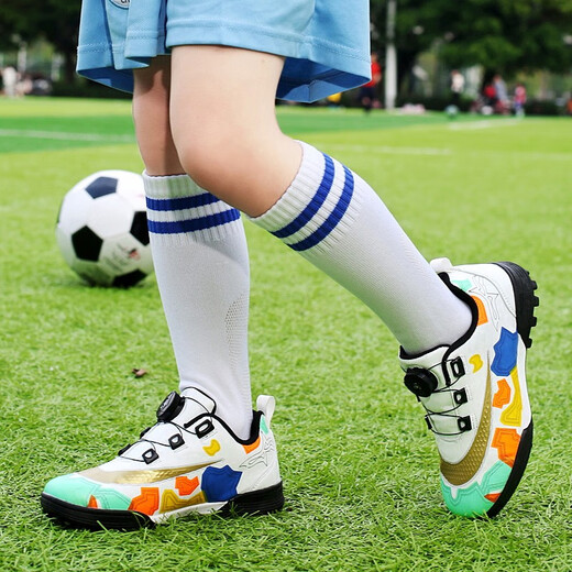 Feelaces2023 Nouveaux chaussures de football pour enfants à bouton rotatif pour garçons et enfants tf ongles cassés sans chaussures d'entraînement faucon à lacets pour femmes 9893 Nails brisés blancs 35