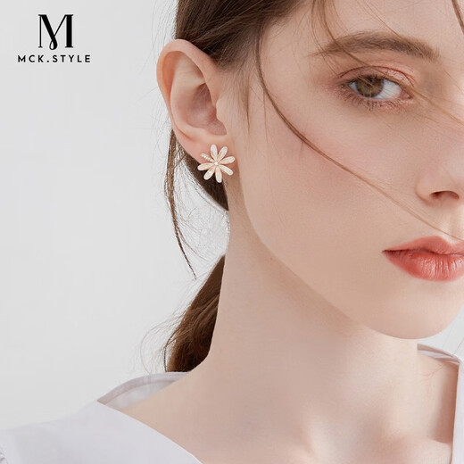Mck Daisy Flower Earrings Ear Clips for Women Without Holes Clip Earrings Girlfriend Chinese Valentine's Day Gift Ear Clips