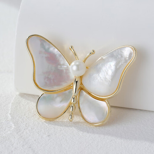 The pretty three-year-old breaks out of the cocoon and becomes a dish in the evening boat. The same style of natural sea shell high-end butterfly brooch for women's suit luxury brooch brooch accessories golden pearl butterfly