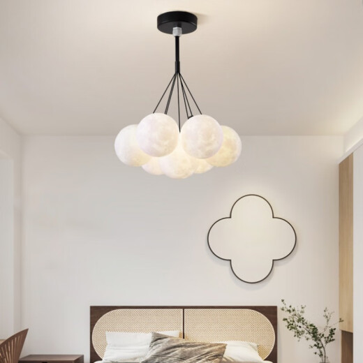 Grand View Garden (DGY) Simple Living Chandelier Lámpara de dormitorio creativo Lámpara de burbujas de luna Lámpara de colgante Lámpara de dibujos animados Zhongshan Lámpara 001O 9734 Negro 7 cabeza de tres colores Bola blanca de 15 cm Modelo de bola grande
