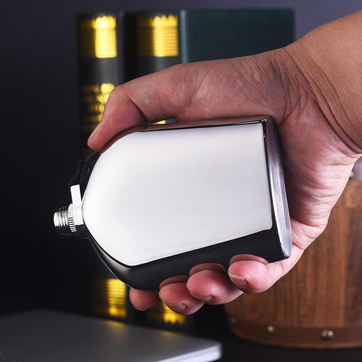 Maduro Portable Wine Bottle 304 Stainless Steel Portable Small Wine Bottle Stainless Steel Outdoor Wine Bottle 6 oz Thickened Customized Engraving