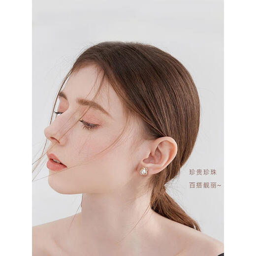 Lao Fengxiang French natural freshwater pearl earrings sterling silver female Korean earrings S925 silver elegant and elegant earrings for girlfriend Elegant natural freshwater pearl earrings + certificate + professional