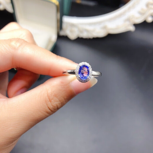 Luxurious natural tanzanite ring is noble and elegant, completely pure quality. Explosive sparkling 925 silver fine inlaid supports testing. Natural tanzanite ring is noble, elegant and completely pure product.