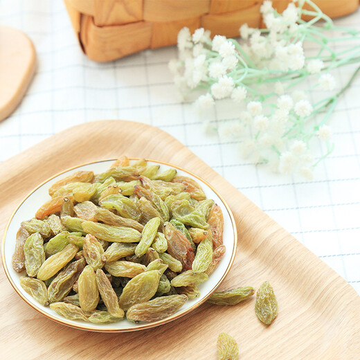 Drei Eichhörnchen grüne duftende Rosinen 120G/Bag Kandierte getrocknete Frucht Xinjiang Snacksspezialität